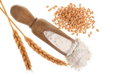 kulakları buğday ve un ahşap Kepçe beyaz arka plan üzerinde izole içinde yığını. Üstten Görünüm. Düz yatıyordu