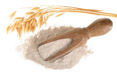 Beyaz arka plan üzerinde izole tahta kaşık un ile yulaf spike. Üstten Görünüm. Düz yatıyordu