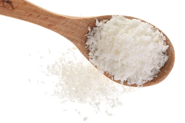 Tas de flocons de noix de coco dans une cuillère en bois isolé sur fond blanc — Photo