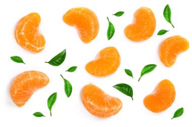 Mandalina ya da mandalina dilimleri ve beyaz arka planda izole edilmiş yapraklar. Düz yerde, üst tarafta. Meyve bileşimi