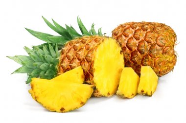 Beyaz arkaplanda dilimleri olan ananas