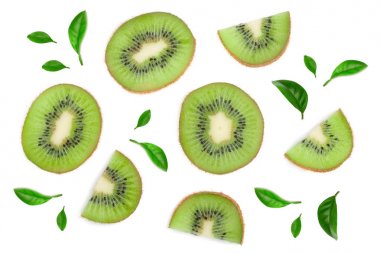 Beyaz arka plan üzerinde izole dilimlenmiş kivi meyve. Düz yatıyordu desen. Üstten Görünüm