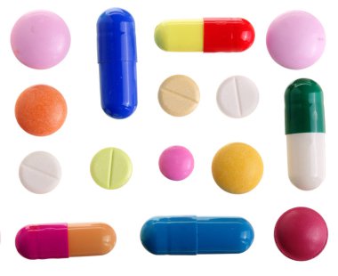 Beyaz arka plan üzerinde izole çok renkli hap kapsül. Üstten Görünüm. Düz yatıyordu. Küme veya koleksiyonu