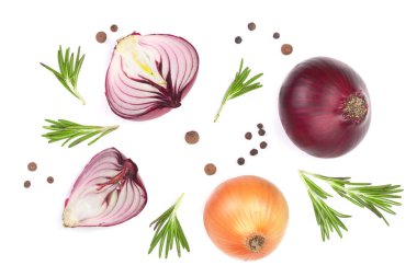 Biberiye ve beyaz bir arka plan üzerinde izole karabiber kırmızı soğanlı. Üstten Görünüm. Düz yatıyordu