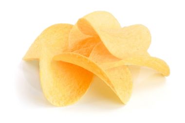 patates cipsi üzerinde beyaz arka plan yakın çekim yığını