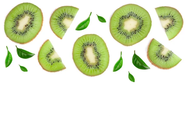 Skivad kiwifrukt isolerad på vit bakgrund med kopia utrymme för din text. Lägenheten låg mönster. Ovanifrån — Stockfoto