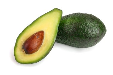 Bütün ve beyaz arka plan yakın çekim izole yarım avokado. Üstten Görünüm