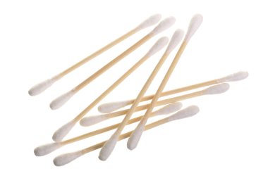 Beyaz arka plan makro üstten görünüm üzerinde izole pamuk kulak sopa. Düz yatıyordu