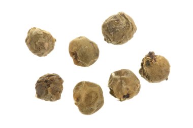 Yeşil peppercorns beyaz arka plan üzerinde izole. Üstten Görünüm. Düz yatıyordu