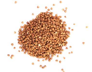 Karabuğday tanesi beyaz arka planda izole edilmiş, yakın plan. Üst görünüm