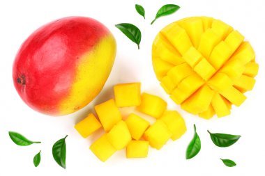 Mango meyve ve yarısı beyaz arka plan yakın çekim izole. Üstten Görünüm. Düz yatıyordu
