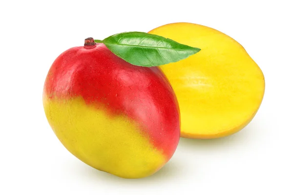 Owoce mango, a połowa z liść na białym tle na białe tło zbliżenie — Zdjęcie stockowe