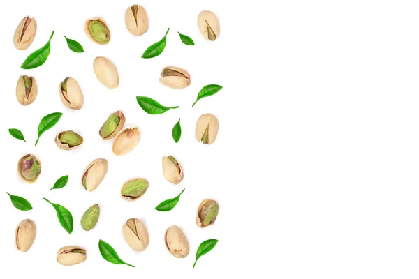 Pistachios dihiasi dengan daun terisolasi di latar belakang putih dengan salinan ruang untuk teks Anda, tampilan atas. Pola lay datar — Stok Foto