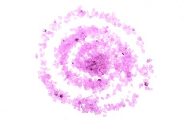 Beyaz arka plan üzerinde lavanta izole mor deniz tuzu. Üstten Görünüm. Düz yatıyordu