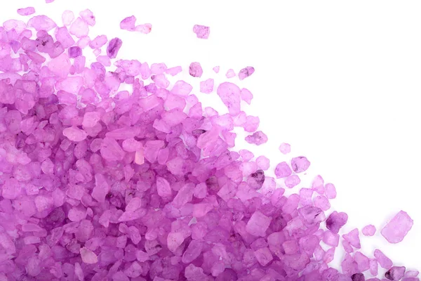 Фиолетовая морская соль изолирована на белом фоне, лаванда с копировальным пространством для текста. Вид сверху. Плоский лежал — стоковое фото