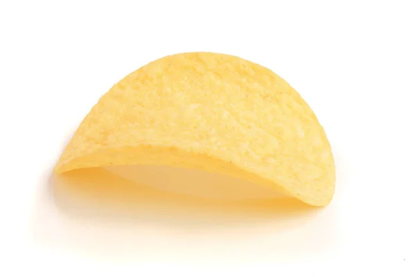 Enda potatis chip på vit bakgrund närbild — Stockfoto