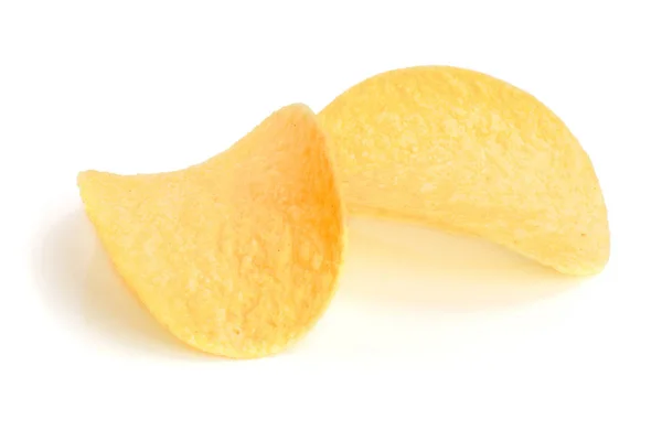 Два картофельных чипса на белом фоне крупным планом — стоковое фото