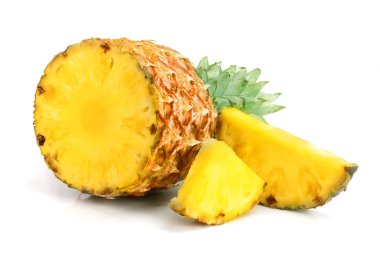 Beyaz arkaplanda dilimleri olan ananas