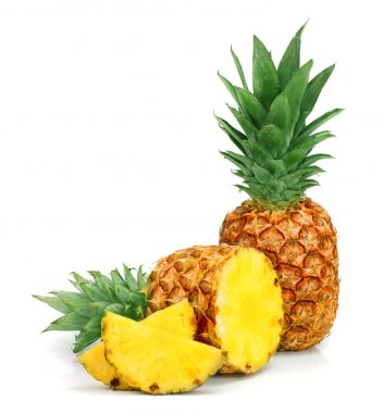 Beyaz arkaplanda dilimleri olan ananas