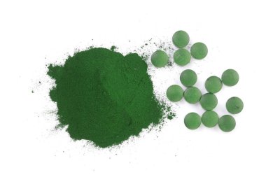 Spirulina yosun toz ve beyaz arka plan üzerinde izole hapları. Üstten Görünüm
