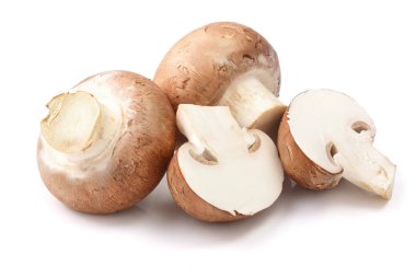Kraliyet kahverengi champignon yarısı beyaz arka plan üzerinde izole