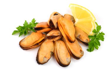 Midye maydanoz yaprak ve beyaz arka plan üzerinde izole limon ile