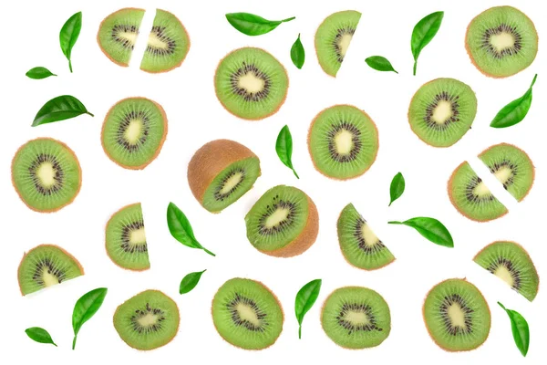 Gesneden kiwi fruit versierd met bladeren geïsoleerd op een witte achtergrond. Plat lag patroon. Bovenaanzicht — Stockfoto