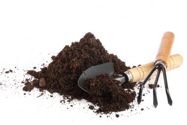 Topraktaki bahçe araçları beyaz arkaplanda izole