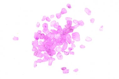 Beyaz arka plan üzerinde lavanta izole mor deniz tuzu. Üstten Görünüm. Düz yatıyordu