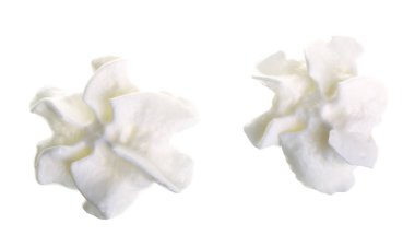 krem şanti veya beze beyaz arka plan üzerinde izole. Üstten Görünüm. Düz yatıyordu