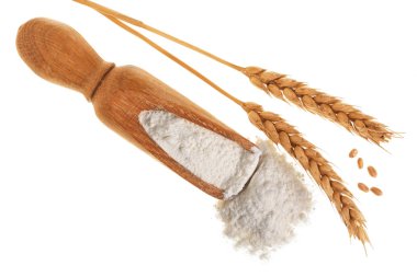 kulakları buğday ve un ahşap Kepçe beyaz arka plan üzerinde izole içinde yığını. Üstten Görünüm. Düz yatıyordu