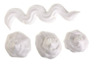 krem şanti veya beze beyaz arka plan üzerinde izole. Üstten Görünüm. Düz yatıyordu