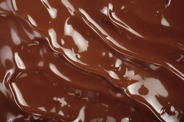 背景のクローズ アップとして溶かされたチョコレートを旋回 — ストック写真