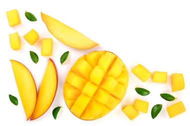 Mango meyve yarısı beyaz arka plan yakın çekim izole yaprakları ile süslenmiş. Üstten Görünüm. Düz yatıyordu