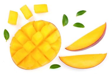 Mango meyve yarısı beyaz arka plan yakın çekim izole yaprakları ile süslenmiş. Üstten Görünüm. Düz yatıyordu