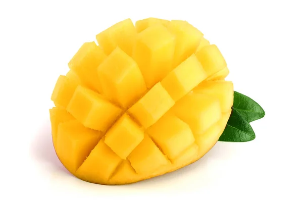 Mango-Frucht Hälfte mit Blättern isoliert auf weißem Hintergrund Nahaufnahme — Stockfoto