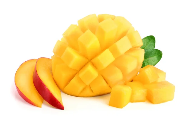 Mango-Frucht-Hälfte mit Blättern und Scheiben isoliert auf weißem Hintergrund Nahaufnahme — Stockfoto