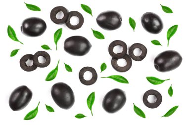 Bütün ve dilimlenmiş Siyah Zeytin beyaz arka plan üzerinde izole yaprakları ile dekore edilmiştir. Üstten Görünüm. Düz yatıyordu desen