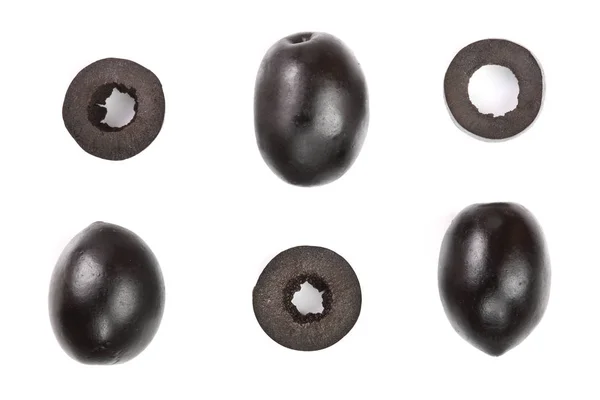 Aceitunas negras enteras y cortadas en rodajas aisladas sobre fondo blanco. Vista superior. Puesta plana — Foto de Stock