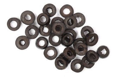 dilimli Siyah Zeytin beyaz arka plan üzerinde izole. Üstten Görünüm. Düz yatıyordu desen