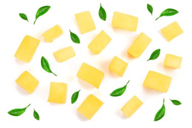 küp beyaz arka plan yakın çekim izole Mango meyve. Üstten Görünüm. Düz yatıyordu