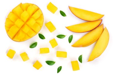 Mango meyve yarısı beyaz arka plan yakın çekim izole yaprakları ile süslenmiş. Üstten Görünüm. Düz yatıyordu