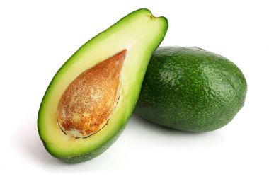 avokado ve yarısı beyaz arka plan yakın çekim izole