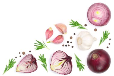 Kırmızı soğan, sarımsak biberiye ve izole kopya alanı metniniz için beyaz bir zemin üzerine karabiber ile. Üstten Görünüm