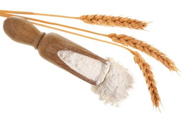 kulakları buğday ve un ahşap Kepçe beyaz arka plan üzerinde izole içinde yığını. Üstten Görünüm. Düz yatıyordu