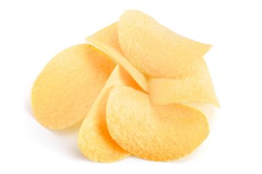 patates cipsi üzerinde beyaz arka plan yakın çekim yığını