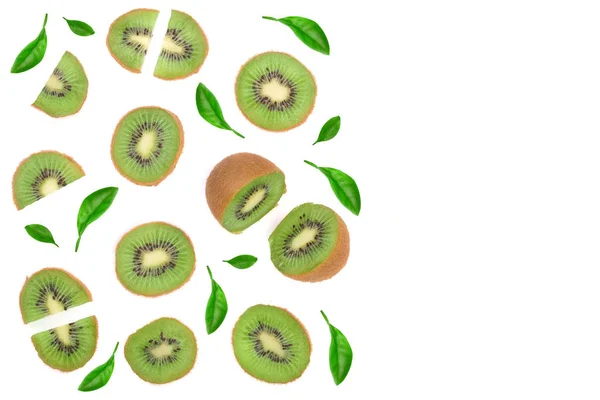 Gesneden kiwi fruit versierd met bladeren geïsoleerd op een witte achtergrond met kopie ruimte voor uw tekst. Flat lag. Bovenaanzicht — Stockfoto