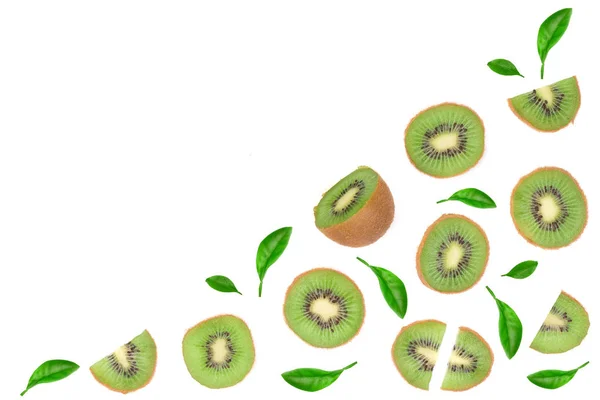 Kiwifrucht in Scheiben geschnitten, dekoriert mit Blättern auf weißem Hintergrund mit Kopierplatz für Ihren Text. flach lag. Ansicht von oben — Stockfoto
