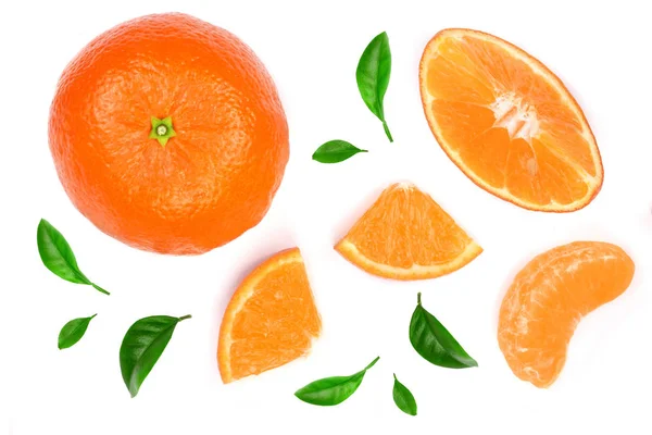 Narancs vagy mandarin, hagy a elszigetelt fehér háttér. Lapos feküdt, felső kilátás. Gyümölcs összetétele — Stock Fotó