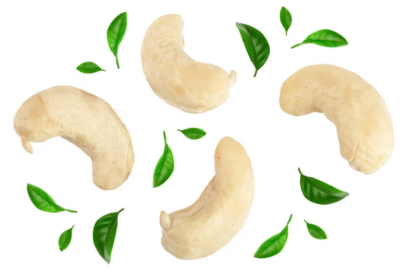 Cashewnoten versierd met groene bladeren geïsoleerd op een witte achtergrond. bovenaanzicht. Flat lag. Set of collectie — Stockfoto